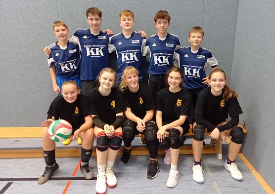 Die erfolgreichen Schiller-Volleyballer und Volleyballerinnen (Foto: Hans-Philipp Nebelung)