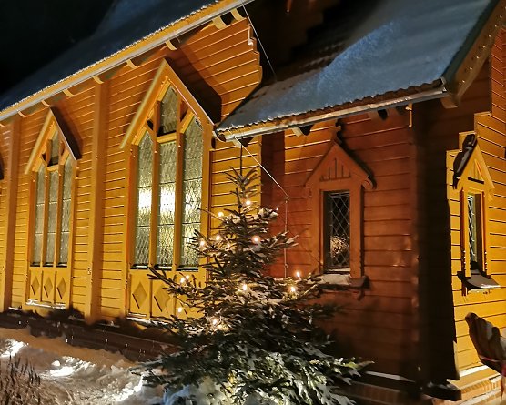 Die Stabkirche Stiege pr&auml;sentiert sich wieder in weihnachtlichem Glanz (Foto: Stabkirche Stiege Verein )