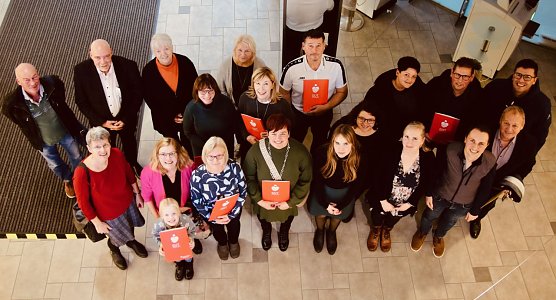 F&uuml;r f&uuml;nf Schulen und f&uuml;nf Sportvereine &uuml;bergab der Verein Sozialfonds heute wieder Spenden (Foto: agl)