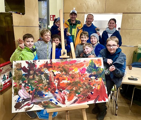 Adventsmarkt in der Evangelischen Grundschule: Versteigerung eines Kunstwerkes der Klasse 3b f&uuml;r einen guten Zweck (Foto: U.Halbritter)