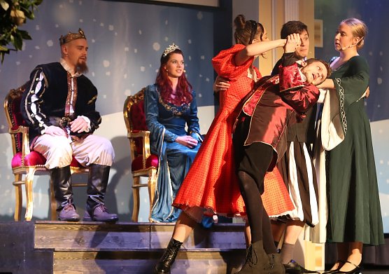 Buntes treiben mit Musik, Tanz und Spiel: "Drei Haseln&uuml;sse f&uuml;r Aschenbr&ouml;del" als B&uuml;hnenst&uuml;ck (Foto: Manthey Events)