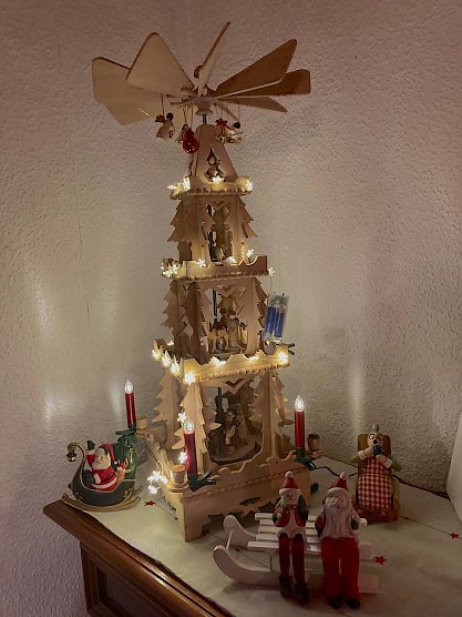 Leuchtende Weihnachtspyramide in der Adventszeit (Foto: Gudrun Oesterheld) Leuchtende Weihnachtspyramide in der Adventszeit (Foto: Gudrun Oesterheld)