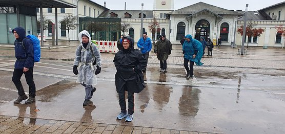 Start bei Regen am Nordh&auml;user Bahnhof (Foto: Bodo Schwarzberg)
