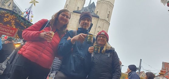 Drei der vier Nordh&auml;user Starter, die sich vor der halleschen Marktkirche nach 107 Kilometern den Gl&uuml;hwein schmecken lie&szlig;en. (Foto: Bodo Schwarzberg)
