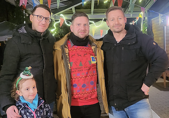 Vorsitzender des F&ouml;rdervereins Kevin Rausch mit Tochter, in der Mitte Reik K&uuml;hlewind Gesch&auml;ftsf&uuml;hrer Edeka K&uuml;hlewind und rechts Felix Pape Leiter der Einrichtung Kindergarten Haus Domino (Foto: privat)