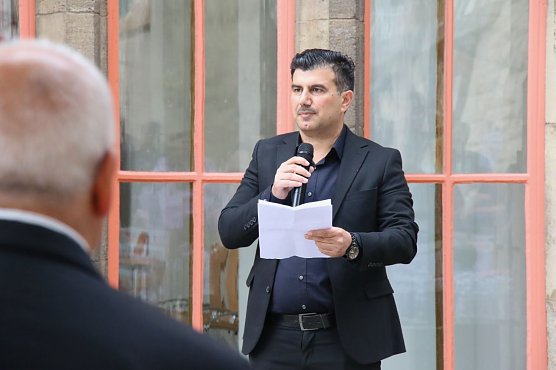 Der Vorsitzende der jesidischen Gemeinde in Nordhausen, Murad Murad, auf dem Rathausplatz im August 2023 (Foto: nnz-Archiv)