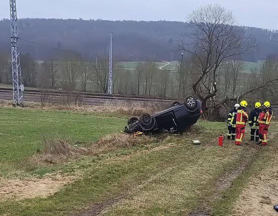Schwerer Verkehrsunfall zwischen Bernterode und W&uuml;lfingerode (Foto: Feuerwehr Bernterode)