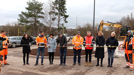 Viele H&auml;nde machen schnell ein Ende: Bandddurchschnitt in Nordhausen Nord (Foto: Stadtverwaltung Nordhausen)
