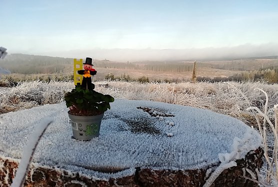 Brocken hinter Schornsteinfeger: Wolfgang J&ouml;rgens w&uuml;nscht uns alle ein gutes neues Jahr (Foto: W.J&ouml;rgens)