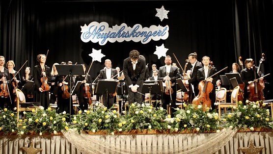 Neujahrskonzert "Musikalische Reiselust" in Bad Langensalza mit dem Loh-Orchester Sondershausen, dirigiert von Julian Gaudiano (Foto: Eva Maria Wiegand)