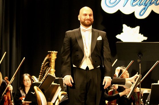 Bariton Florian Tavic - Neujahrskonzert in Bad Langensalza (Foto: Eva Maria Wiegand) Bariton Florian Tavic - Neujahrskonzert in Bad Langensalza (Foto: Eva Maria Wiegand)