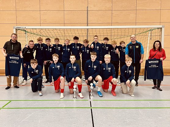 Neue Shirts gab es f&uuml;r die Nachwuchs Kicker der SpG Goldene Aue (Foto: Klaan)