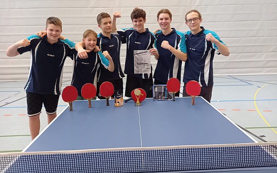 Jungen der Altersklasse U18 des Bleicher&ouml;der Gymnasiums freuen sich &uuml;ber ihren Sieg  (Foto: Johannes Eichhorn (Sportlehrer am Schillergymnasium))