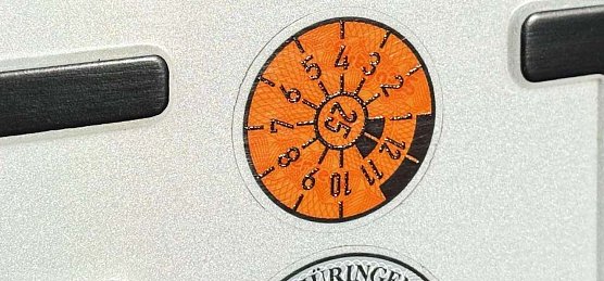 HU-Plakette ab Januar 2025 (Foto: TÜV Thüringen) HU-Plakette ab Januar 2025 (Foto: TÜV Thüringen)