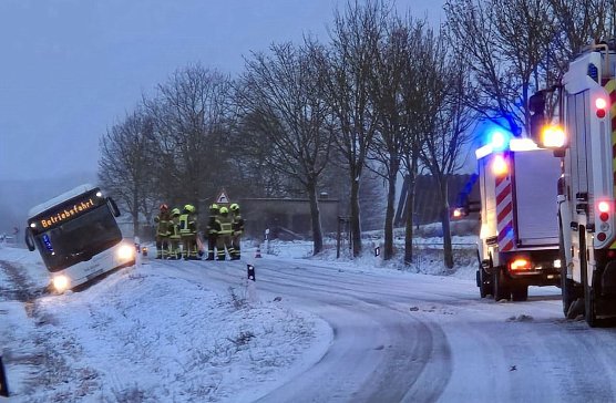 Bus rutscht in Stra&szlig;engraben (Foto: Feuerwehr H&ouml;rningen/Silvio Dietzel)
