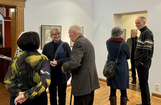 Die Künstlerin Ute Zyrus-Gonska (2. v.l.) während der Vernissage (Foto: Stadtverwaltung Nordhausen) Die Künstlerin Ute Zyrus-Gonska (2. v.l.) während der Vernissage (Foto: Stadtverwaltung Nordhausen)