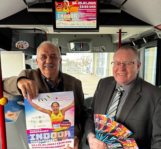 Thorsten Schwarz, Gesch&auml;ftsf&uuml;hrer der Verkehrsbetriebe Nordhausen GmbH (rechts) und Werner H&uuml;tcher, Indoor-Direktor (links) freuen sich &uuml;ber die Fortsetzung ihrer Zusammenarbeit (Foto: Marco Bachmann)