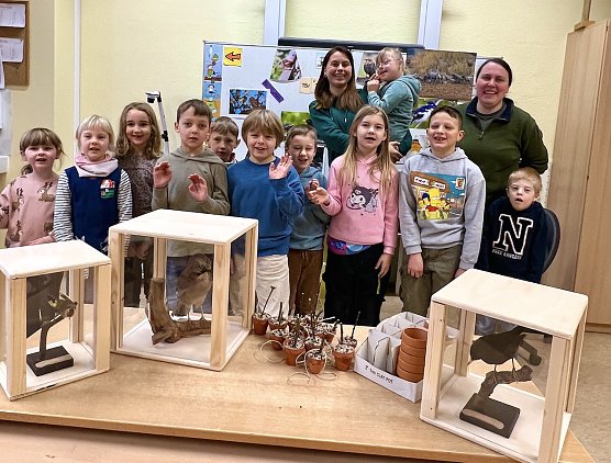 Michelle Sterczel vom Landschaftspflegeverband S&uuml;dharz-Kyffh&auml;user, Schulleiterin Tina Kallmeyer und Kinder der Evangelischen Grundschule Nordhausen (Foto: Dr. Halbritter)