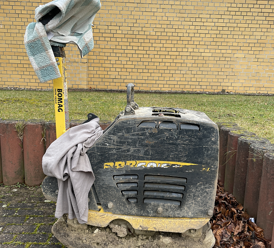 Wer vermisst seine Rüttelplatte? (Foto: LPI) Wer vermisst seine Rüttelplatte? (Foto: LPI)