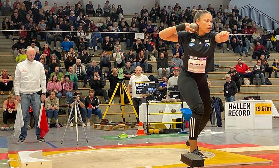 Hier stand noch der alte Hallenrekord von Yemisi Ogunleye; Sekunden sp&auml;ter war er Geschichte (Foto: Eva Maria Wiegand)