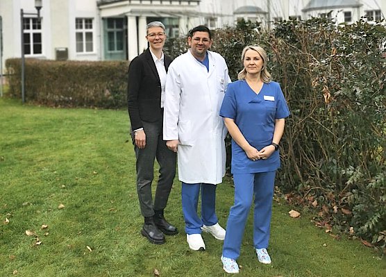 Team Bleicherode (v.l.n.r.): Andrea Lehmann (Standortleiterin Helios Klinik Bleicherode), Dr. medic Albert Bratu (&Auml;rztlicher Direktor) und Andrea K&ouml;nig (neue Pflegedirektorin)  (Foto: K.Apitius)