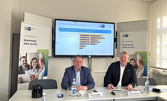 Ulrich Schlegel (l.) und Christian Böduel erläutern die IHK-Konjunkturumfrage (Foto: oas) Ulrich Schlegel (l.) und Christian Böduel erläutern die IHK-Konjunkturumfrage (Foto: oas)