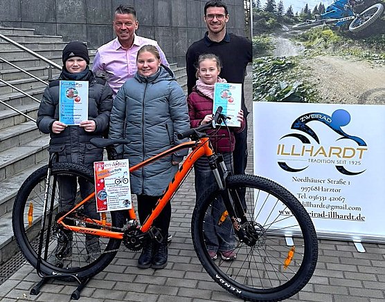 Strahlende Gesichter bei Gewinnern und Ausrichtern der Aktion  (Foto: Badehaus )