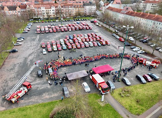 Zur &Uuml;bergabe des Friedenslichtes kamen im Dezember wieder viele Nachwuchskr&auml;fte der Feuerwehren (Foto: Pressestelle Landratsamt)