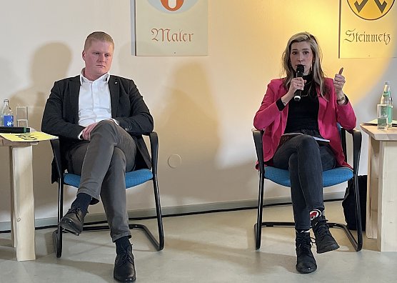 Herzliche Abneigung zwischen dem Polizisten und AfD-Vertreter Dr&ouml;&szlig;ler und der LINKE-Kandidatin Vogtschmidt in Antifa-Socken (Foto: oas)