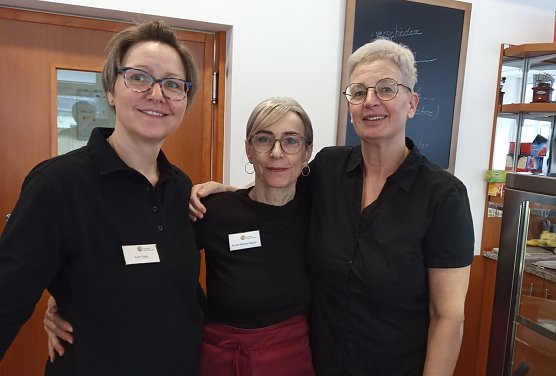 Konditorin Katrin Kaufhold (rechts) leitet das Cafe. Ihr zur Seite Annett K&ouml;stner-Sch&ouml;n und Karin Rabe. Nicht mit im Bild Ramona Manegold. (Foto: Kurt Frank)