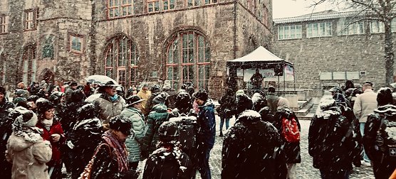 Demokratiefest im Schneegestöber (Foto: agl) Demokratiefest im Schneegestöber (Foto: agl)