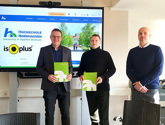 v.l.: Prof. Dr. J&ouml;rg Wagner, Alexander Langner und Thomas F&uuml;ldner bei der Unterzeichnung des Kooperationsvertrags an der Hochschule Nordhausen. (Foto: Nadine Kathrin Luschnat)