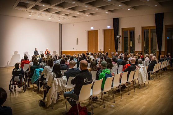 Bewegende Lesung in der Stadtbibliothek mit Cassandra Schlangen und Martin Emberger (Foto: C. Schlangen)