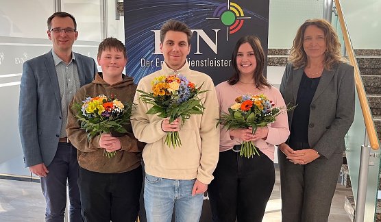 Jana Z&ouml;ller, Gesch&auml;ftsf&uuml;hrerin der EVN (au&szlig;en rechts), und Jens Germer, Gesch&auml;ftsf&uuml;hrer der Nordhausen Netz GmbH (au&szlig;en links), begr&uuml;&szlig;en John Lukas Conrad, Toni Liesegang und Annabell M&uuml;ller (von links nach rechts) in ihrem Team. (Foto: Katrin Bergmann (EVN))