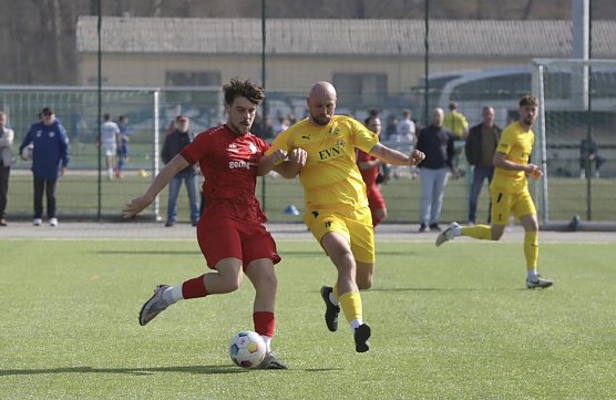 Auch Felix Schwerdt 8hier im Zweikampf mit einem Jenaer) konnte heute das Ruder nicht zugunsten des FSV Wacker herumrei&szlig;en (Foto: FSV Wacker)