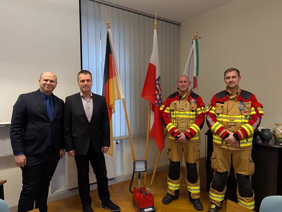&Uuml;bergabe des LED Beleuchtungssystems: Henry Pasenow (B&uuml;rgermeister der Stadt Ellrich) Jens Ludwig (SV SparkassenVersicherung-Agentur der Kreissparkasse Nordhau- sen), Maximilian Faulnborn (Wehrf&uuml;hrer Feuerwehr Ellrich) und Marcel Knabe (stellv. Wehrf&uuml;hrer Feuerwehr Ellrich) (Foto: Kreissparkasse Nordhausen)