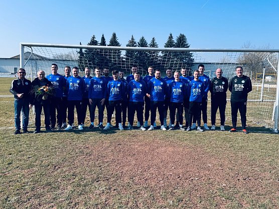 Neue Pullover f&uuml;r die 1. Mannschaft der LSG Blau-Wei&szlig; Gro&szlig;wechsunge (Foto: LSG Blau-Wei&szlig; Gro&szlig;wechsungen)