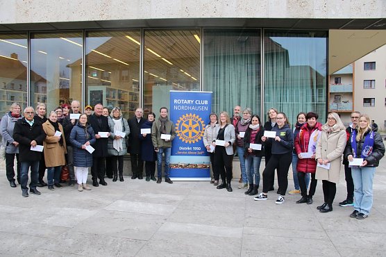 24 Vereine aus dem ganzen Landkreis konnten sich heute &uuml;ber den Ausgang der Adventsaktion 2024 freuen (Foto: agl)