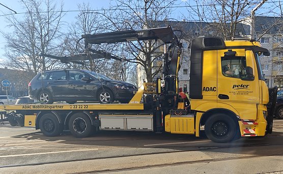 Falsch abgebogen und im Gleisbett festgefahren (Foto: Peter Blei)