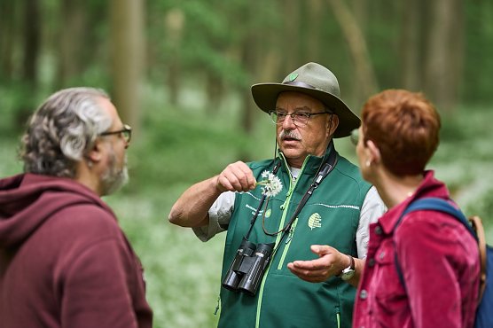 Die Ranger und Rangerinnen des Nationalparks, wie hier Ranger Siegfried Ludwig, teilen ihr Wissen mit gro&szlig;er Leidenschaft. (Foto: Tino Sieland)