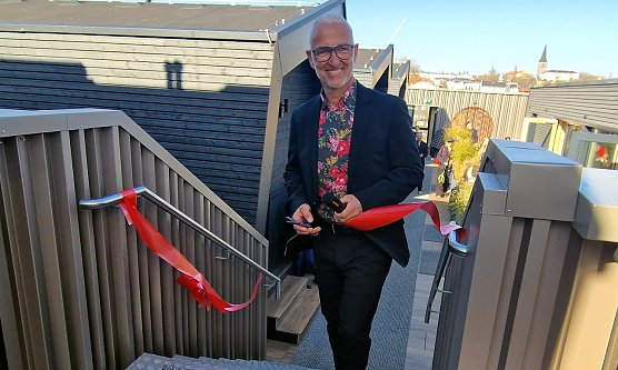 Es ist vollbracht, Axel Heck zerschneidet das rote Band. (Foto: nnz)