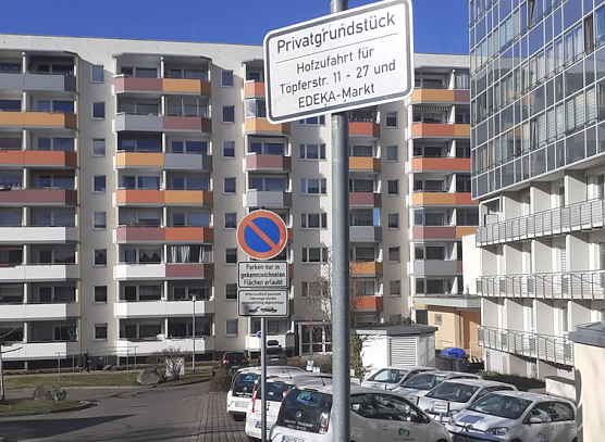 Private Parkpl&auml;tze gegen&uuml;ber dem August-Bebel-Platz (Foto: Steffen Steinbach)