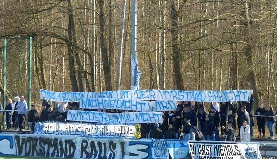 In kleinen Gedichten und mit der Forderung "Vorstand raus!" positionieren sich die aktiven Wackerfans in Th&uuml;ringens Stadien (Foto: privat)