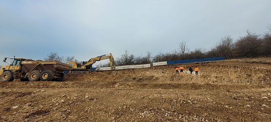 Schweres Gerät auf dem Baufeld (Foto: Wasserverband Nordhausen) Schweres Gerät auf dem Baufeld (Foto: Wasserverband Nordhausen)