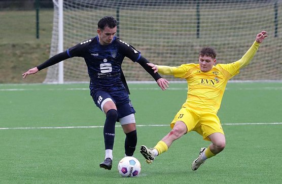 Linus Klapproth versucht den Arnstädter Janes Grünert vom Ball zu trennen (Foto: FSV Wacker ) Linus Klapproth versucht den Arnstädter Janes Grünert vom Ball zu trennen (Foto: FSV Wacker )