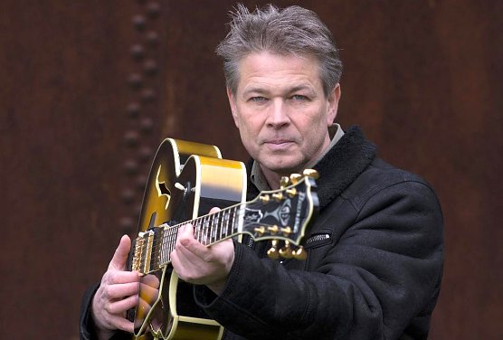 Der Vollblut-Gitarrist-Komponist-Arrangeur Ro Gebhardt (Foto: Agentur) Der Vollblut-Gitarrist-Komponist-Arrangeur Ro Gebhardt (Foto: Agentur)