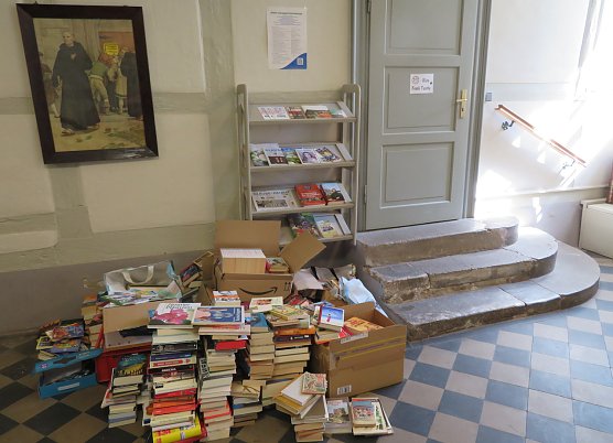 Bücherstapel im Gemeindehaus (Foto: F.Tuschy) Bücherstapel im Gemeindehaus (Foto: F.Tuschy)