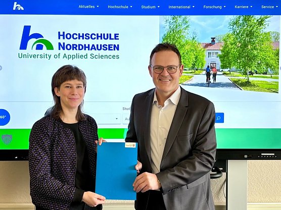 Prof. Dr. J&ouml;rg Wagner und Prof. Dr. Louisa Sophie Arnold bei der Vertragsunterzeichnung an der Hochschule Nordhausen. (Foto: Tina Bergknapp)