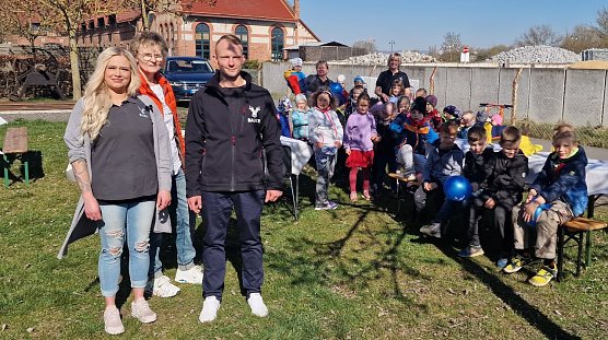 v.l.: Julia Rindermann (Wildhandel Bauer), Heike K&ouml;gler (Kita-Leiterin) und Sascha Dauer mit den Kindern des Sundh&auml;user Kindergartens Lackst&ouml;ckchen  (Foto: Nordth&uuml;ringer Unternehmerverband)