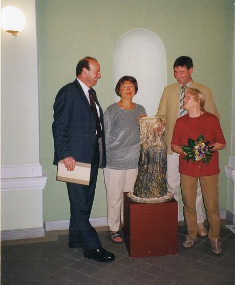 Joachim Claus, Landrat des Landkreises Nordhasen, bekommt die Baumplastik &uuml;berreicht (Foto: Heidelore Kneffel)